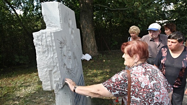 Odhalení sochy Radomíra Dvořáka na zahradě domova důchodců U Panských v Havlíčkově Brodě.