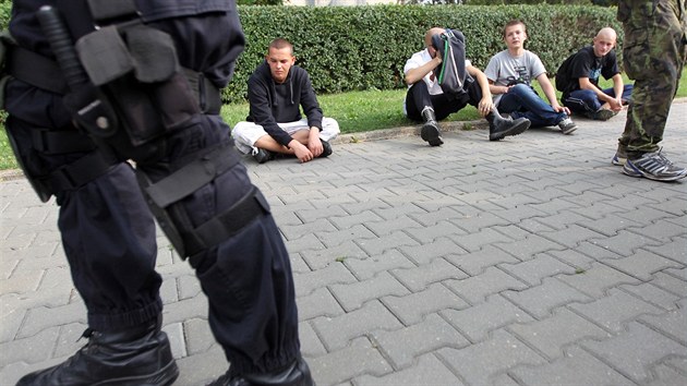 Brnnsk demonstrace ze srie celorepublikovch protest. Skupina demonstrant se pokusila projt romskou tvrt, ale policist je nepustili. Protidemonstrace byla formou pikniku i pochodu. (24. srpna 2013)