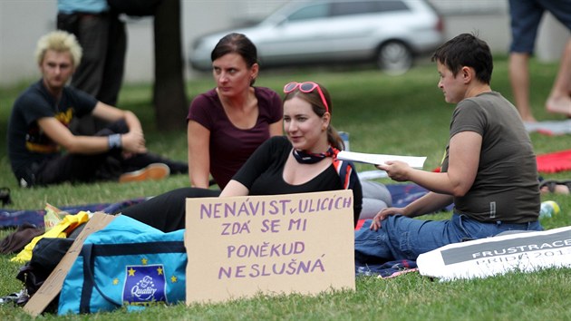 Brnnsk demonstrace ze srie celorepublikovch protest. Skupina demonstrant se pokusila projt romskou tvrt, ale policist je nepustili. Protidemonstrace byla formou pikniku i pochodu. (24. srpna 2013)