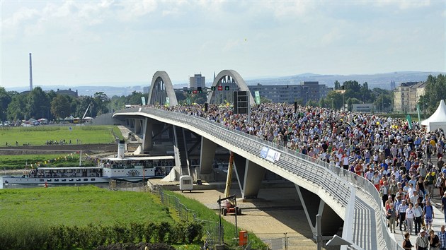 Slavnostní otevření kontroverzního mostu Waldschloesschen v Drážďanech, kvůli kterému bylo město vyškrtnuto ze seznamu památek UNESCO.