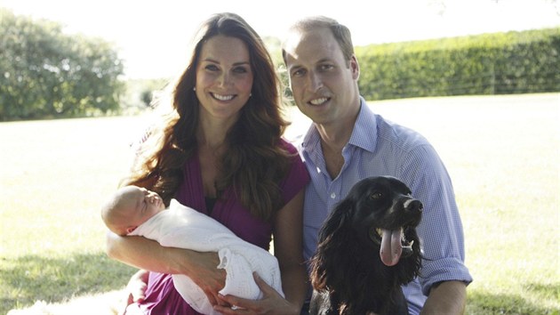 Vvoda a vvodkyn z Cambridge se synem Georgem a psy.