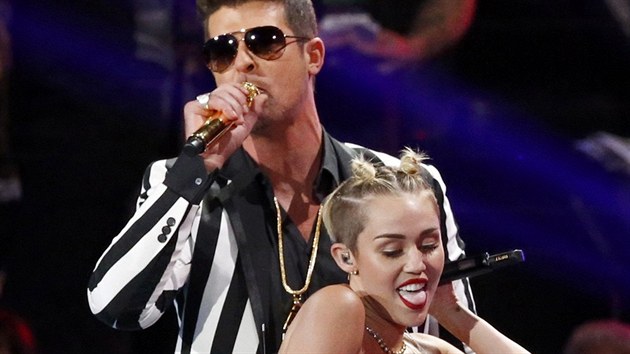 Na pdiu se pak Miley Cyrusov svlkla do latexovho prdla.