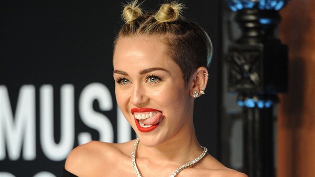 Miley Cyrusov se sna za kadou cenu dokzat, e u nen mal holka.