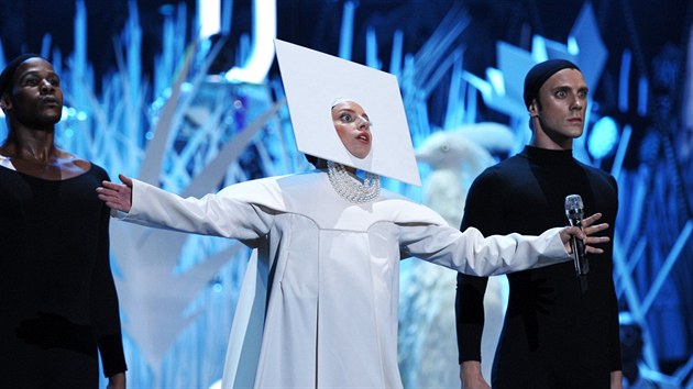 Lady Gaga se na jevišti proměnila v bizarní jeptišku.