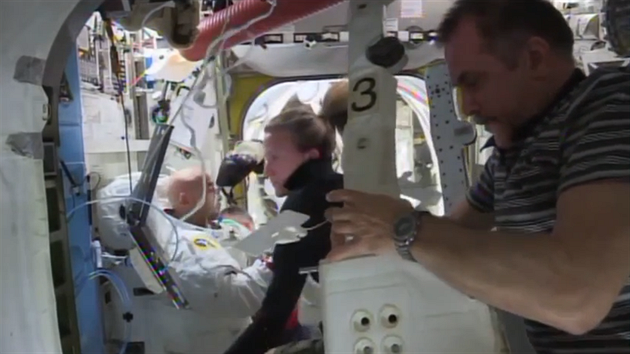 Oddechuj�c� italsk� astronaut Luca Parmitano je mimo nebezpe��. Te� je pot�eba dokon�it sundav�n� skafandru a vy�et�it nehodu.