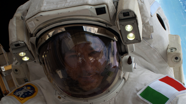 Italsk� astronaut Luca Parmitano za�il b�hem v�stupu do vesm�ru (EVA) dramatick� selh�n� chlad�c�ho syst�mu a musel se urychlen� vr�tit na palubu ISS.