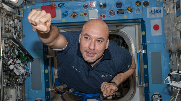 Italsk� astronaut Luca Parmitano, letov� in�en�r Expedice 36, p�zuje pro fotoapar�t na palub� ISS.