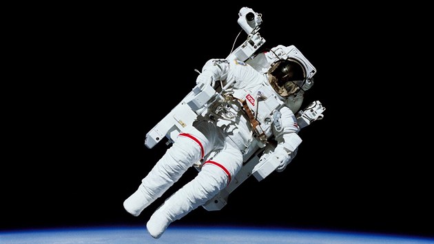 Americký skafandr s jednotkou MMU (Manned Maneuvering Unit), která umoovala...