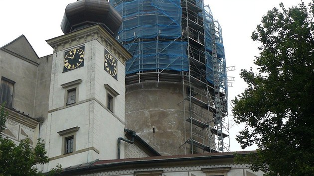 Velká věž s lešením na zámku v Náchodě