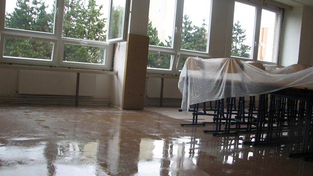 Noční déšť vyplavil třídy základní školy Vyhlídka ve Valašském Meziříčí. Město obviňuje stavební firmu, která právě mění střechu.