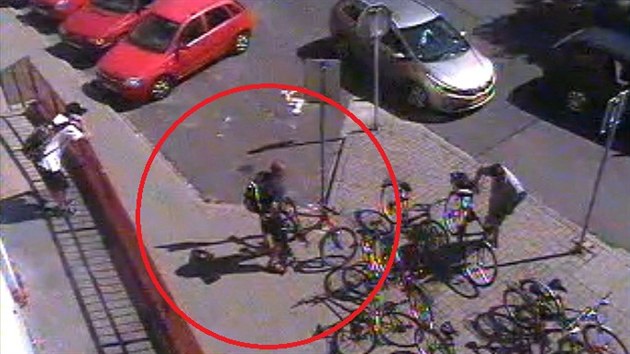 Zbr na zlodje, kter ukradl kolo od adu prce v Uherskm Hraditi.