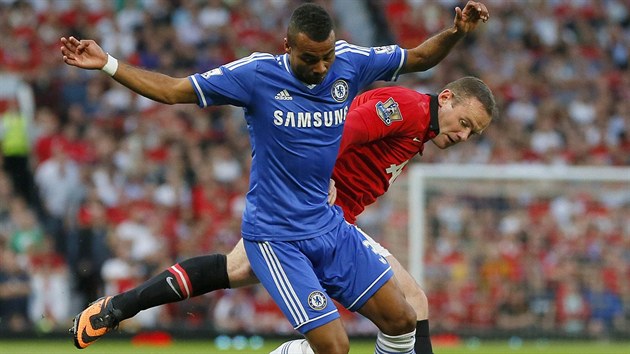 Wayne Rooney (vpravo) z Manchesteru United v souboji s Ashleym Colem z Chelsea.