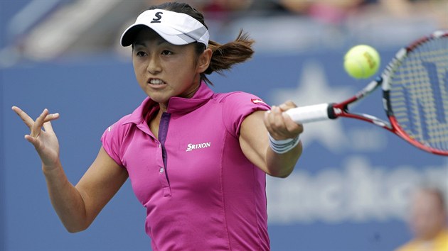 Japonsk tenistka  Misaki Doiov v duelu s Petrou Kvitovou.