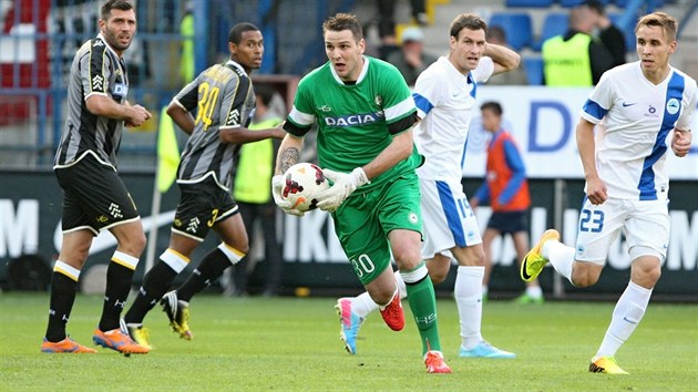 Brank�� Ivan Kelava z Udinese Calcio rozehr�v�.