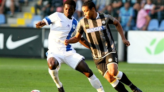 Libereck Isaac Sackey (vlevo) v souboji s Luisem Fernandem Murielem z Udinese.