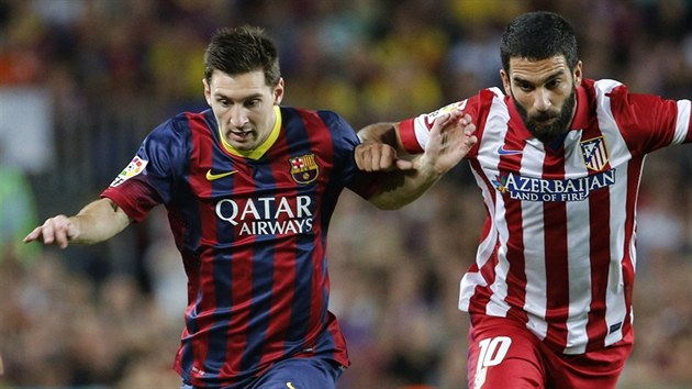 Lionel Messi z Barcelony. pronik obranou Atltika Madrid. Atakuje ho Arda Turan (vpravo), pihl Koke Resurreccion.