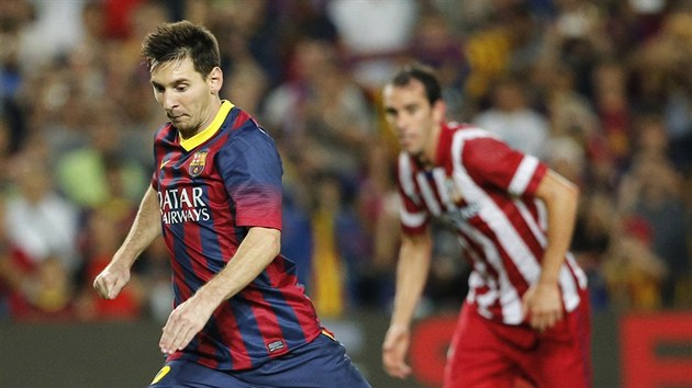 Lionel Messi z Barcelony zahrv pokutov kop proti Atltiku.