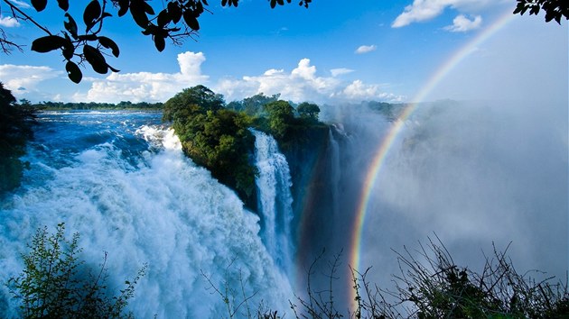 Celková výška Viktoriiných vodopádů je 108 metrů, šířka více než 1 700 metrů.