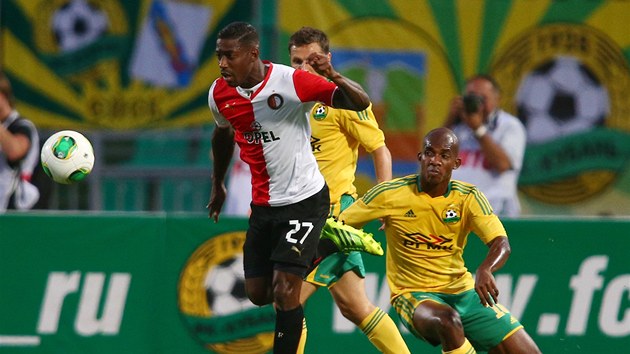 Fotbalista Kuban Krasnodar Charles Kabore (vpravo) se v play-off o Evropskou ligu sna zastavit Rubena Schakena  z Feyenordu. 