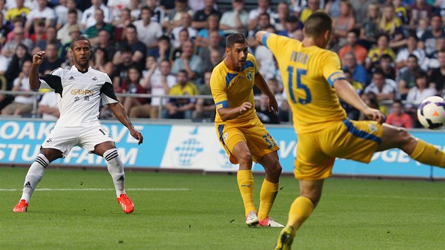 Fotbalista Swansea Wayne Routledge střílí úvodní gól prvního duelu play-off o Evropskou ligu proti rumunskému Petrolul Ploiesti. 