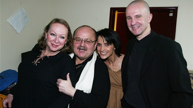 Režisér Jozef Bednárik s Ondřejem Soukupem, Gábinou Osvaldovou a Lucií Bílou během práce na muzikálu Johanka z Arku (2. května 2003)