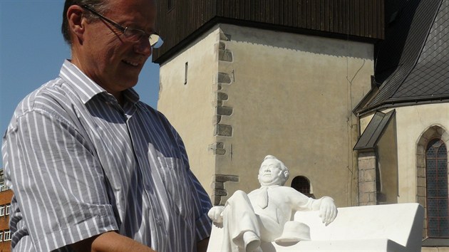Místostarosta Náchoda Tomáš Šubert ukazuje vítězný návrh ze soutěže o Škvoreckého lavičku od Josefa Faltuse. Socha se objeví u kostela na náměstí.