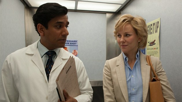 Naveen Andrews a Naomi Wattsová ve filmu Diana