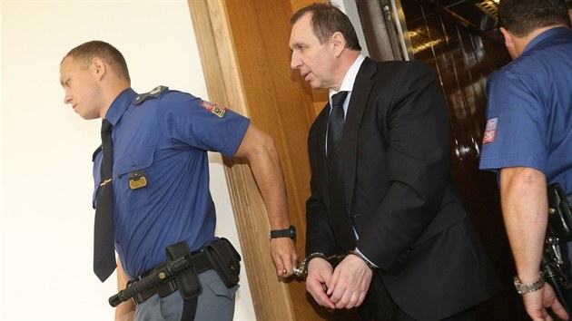 Obvinn bval nmstek editelky Oblastn nemocnice Kladno Petr Kott u soudu (27. srpna 2013)