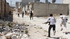 Vojáci Syrské svobodné armády utíkají, aby se ukryli ped Asadovými