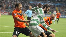 Georgios Samaras z Celticu Glasgow zkouí nco vymyslet tvrdou obranu achoru