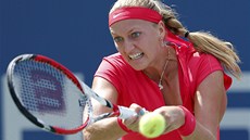 ZARPUTILOST. eská tenistka Petra Kvitová zasahuje míek v 1. kole US Open.