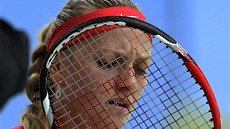 POD VÝPLETEM. eská tenistka Petra Kvitová si v 1. kole US Open upravuje raketu.