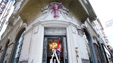 Kvli sporu pila lékárna U erveného raka v Brn o cenný interiér.