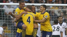 Fotbalisté Arsenalu oslavují trefu Lukase Podolského (vlevo).