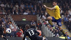 Olivier Giroud, útoník Arsenalu, pekonává Davida Stockdalea v brán Fulhamu. 
