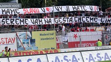 Slávističtí fanoušci s transparentem při utkání proti Znojmu.