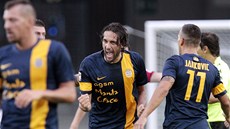 POSLEDNÍ RADOST. Luca Toni v nedli vstelil poslední gól své kariéry - promnnou penaltou pomohl Veron k vítzství 2:1 nad Juventusem.
