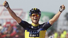 VÍT�Z. Nicolas Roche projí�dí cílem druhé etapy Vuelty s rukama nad hlavou.