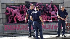 Bulhartí policisté uzaveli prostor kolem pomalovaného památníku Rudé armády.