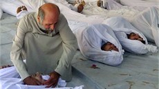 Mu oplakává mrtvé civilisty v syrském mst Douma, zabité pi údajném