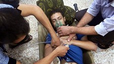 Mu oplakává mrtvé civilisty v syrském mst Douma, zabité pi údajném chemickém útoku.