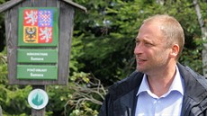 Ministr �ivotního prost�edí Tomá� Podivínský si pro�el hrani�ní trasu z...