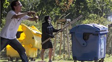 Kly, kameny, dlaby, cihly i lahve. Radikálové vyuili k útokm ve, co mli