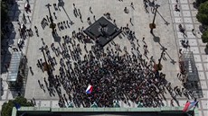 Pohled z ve Nové radnice na protiromskou demonstraci na Prokeov námstí.
