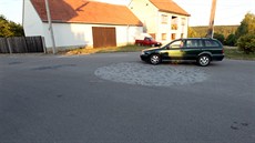 Nesmyslný kruhový objezd v Ostrov� u Macochy