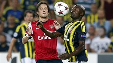 Tomá Rosický (vlevo) v dresu Arsenalu bojuje o mí Pierrem Weboem z Fenerbahce