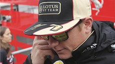 HALÓ? TO JE FERRARI? Finský závodník Kimi Räikkönen před tréninkem Velké ceny