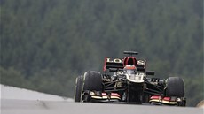 LOTUS V KOPCÍCH. Finský závodník Kimi Räikkönen pi tréninku Velké ceny Belgie