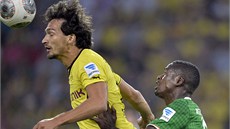 POSLEPU. Mats Hummels z Dortmundu hlavikuje, Assani Lukimya z týmu Brém se ho