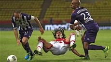 MÁ PADÁKA. Falcao z Monaka padá na trávník v souboji  s Didotem a Abdennourem